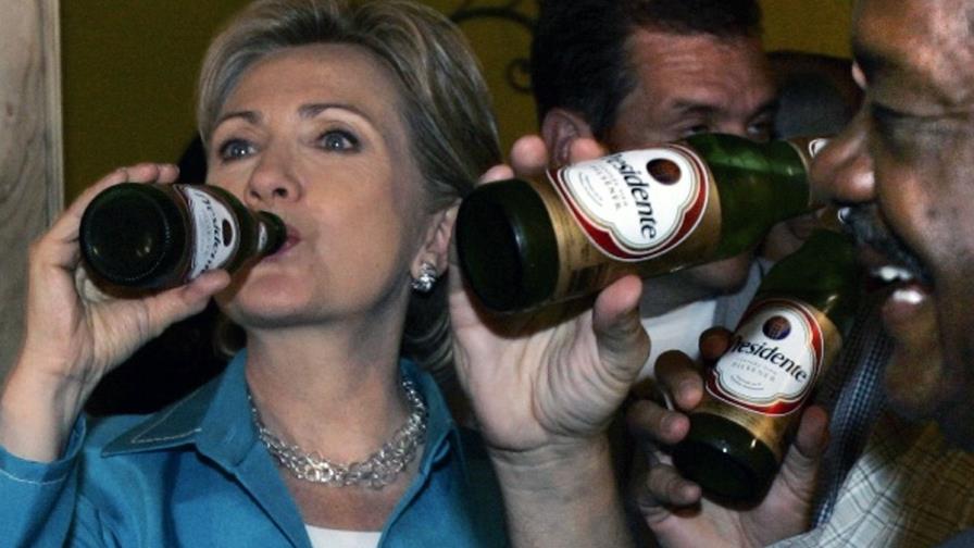 Republicanos usan foto de Hillary bebiendo cerveza Presidente para atacar su campaña 