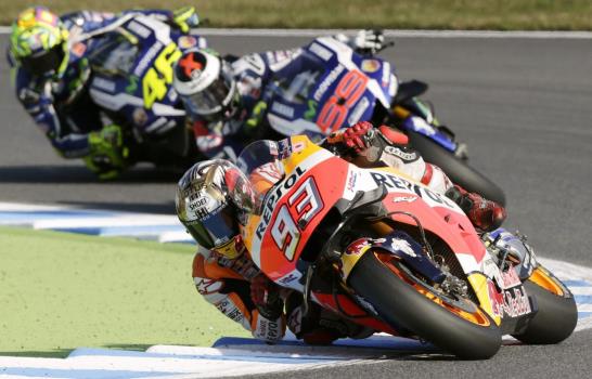 Rossi y Lorenzo luchan por el honor en Australia