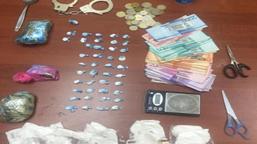 Ocupan droga, vehículos, balanza y dinero en operativos realizados en Santiago
