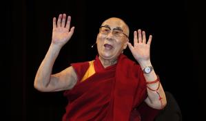 El Dalai Lama se disculpa tras pedir a un niño que le chupara la lengua