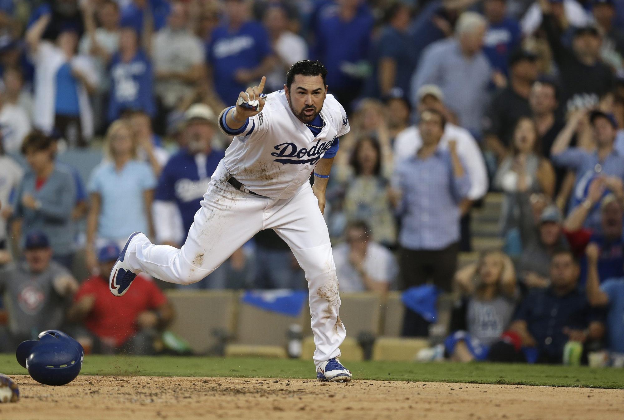Adrián González de Dodgers celebra una carrera ante Cachorros el 19 de octubre de 2016, durante un juego de la Liga Nacional de la MLB en el estadio Dodger de Los Ángeles, California. 