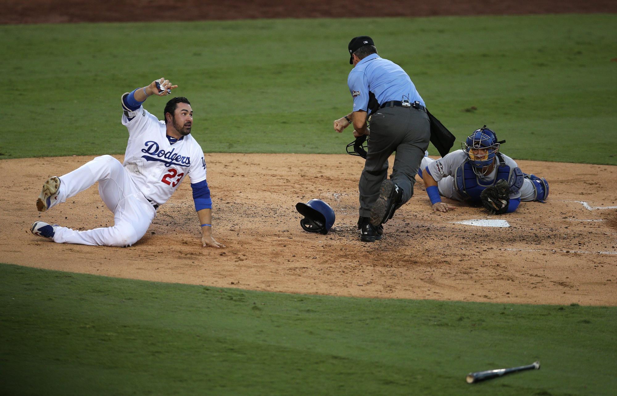 Adrián González (i) de Dodgers es eliminado al intentar anotar una carrera ante Cachorros el 19 de octubre de 2016, durante un juego de la Liga Nacional de la MLB en el estadio Dodger de Los Ángeles.