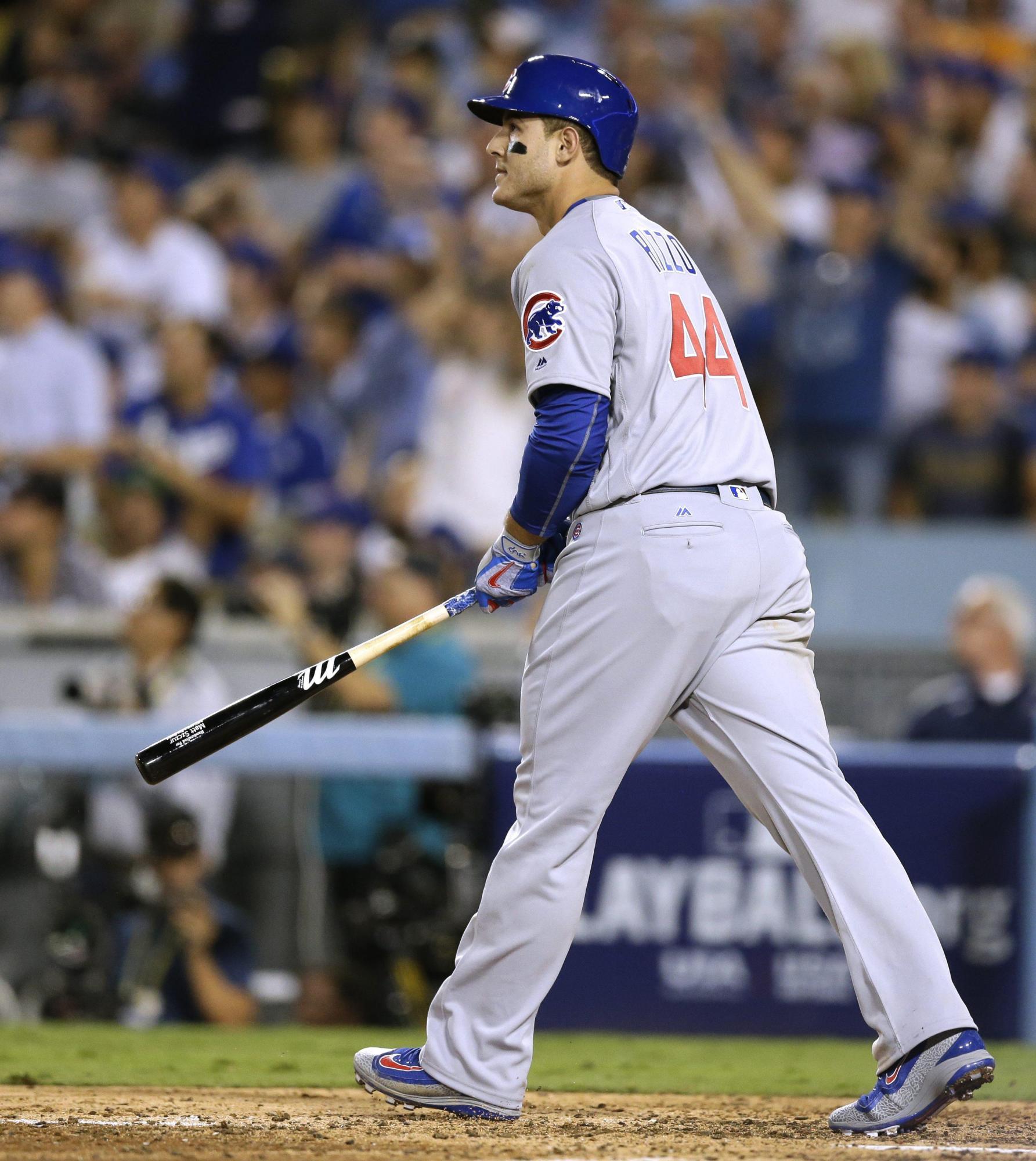 Anthony Rizzo de Cachorros batea ante Dodgers el 19 de octubre de 2016, durante un juego de la Liga Nacional de la MLB en el estadio Dodger de Los Ángeles, California. 