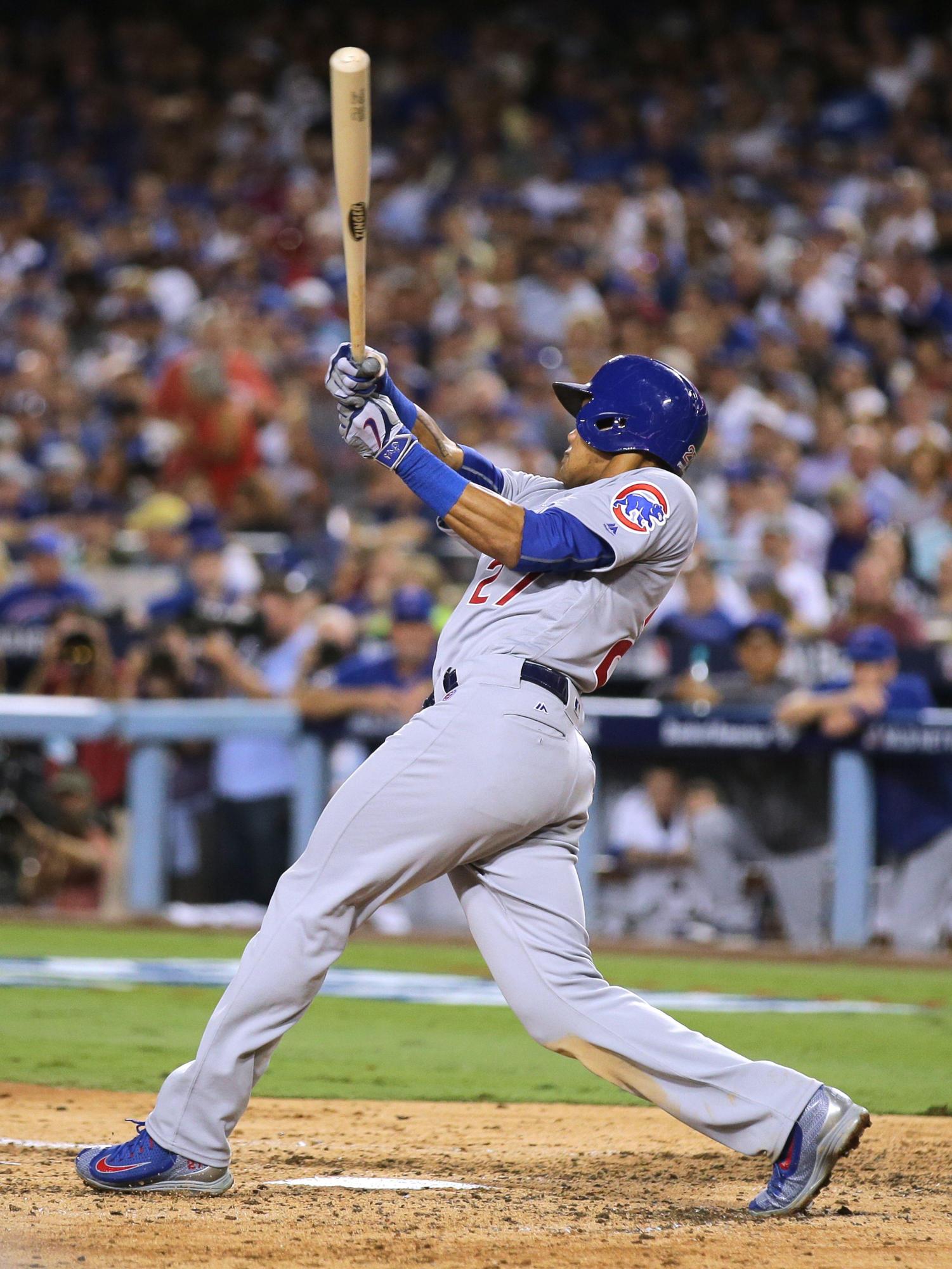 Addison Russell de Cachorros conecta un cuadrangular ante Dodgers el 19 de octubre de 2016, durante un juego de la Liga Nacional de la MLB en el estadio Dodger de Los Ángeles, California.