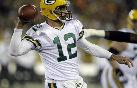Rodgers lanza 3 pases de touchdown y los Packers ganan 