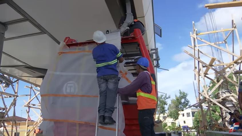 Montan primera cabina del Teleférico de Santo Domingo