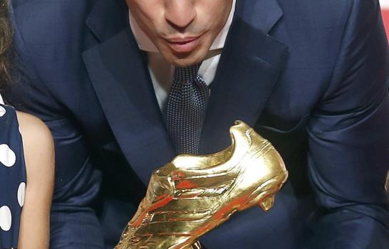VIDEO: El futbolista Luis Suárez recibe su segunda Bota de Oro 