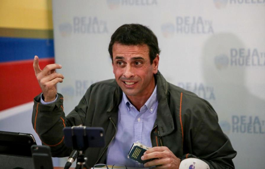 Decretan prohibición de salida del país de Capriles y otros siete opositores