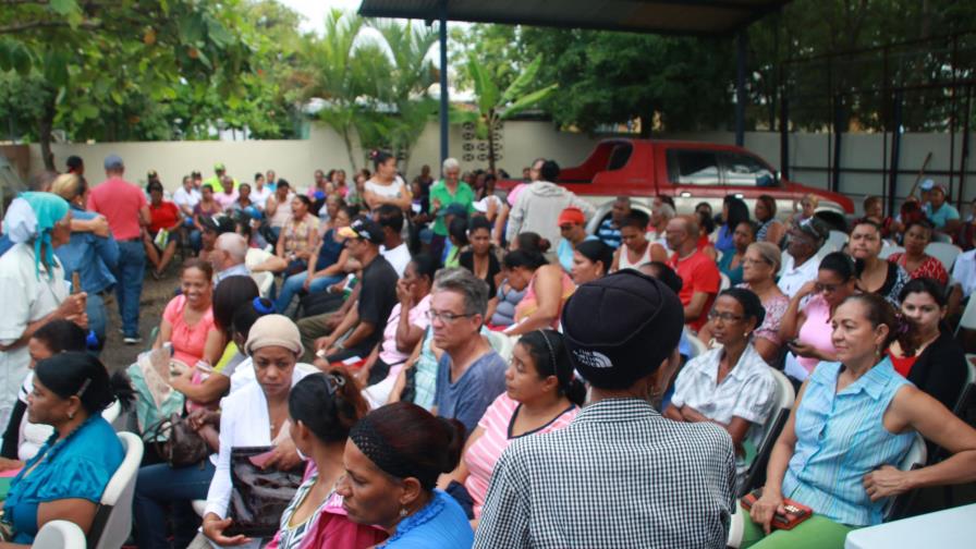 Cientos de mujeres acuden a jornada de mamografías gratis en Moca