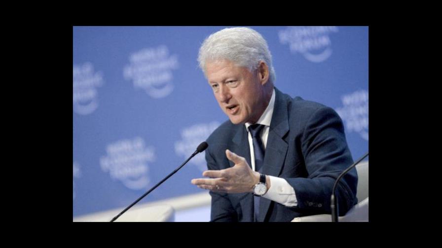 Clinton busca votos para Hillary desde un autobús en Florida