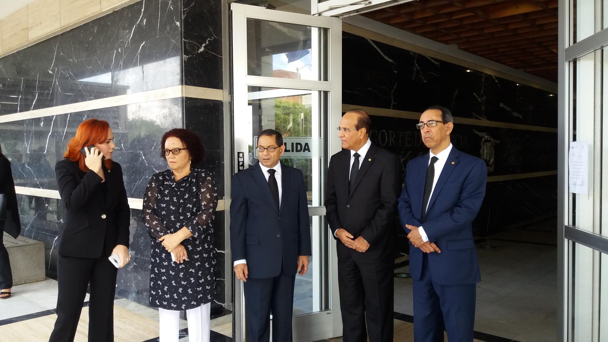 Los magistrados Miriam Germán Brito, Mariano Germán Mejía, Julio César Castaños Guzmán y Ramón Herrera Carbuccia, hicieron guardia en la puerta de la Suprema Corte mientras se acercaba el féretro  