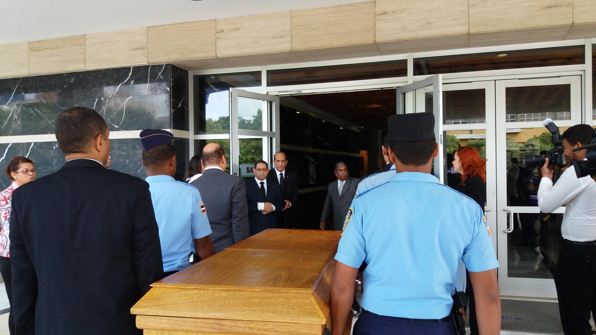 Entrada del féretro a la Suprema Corte de Justicia mientras el presidente y demás miembros hacen guardia de honor