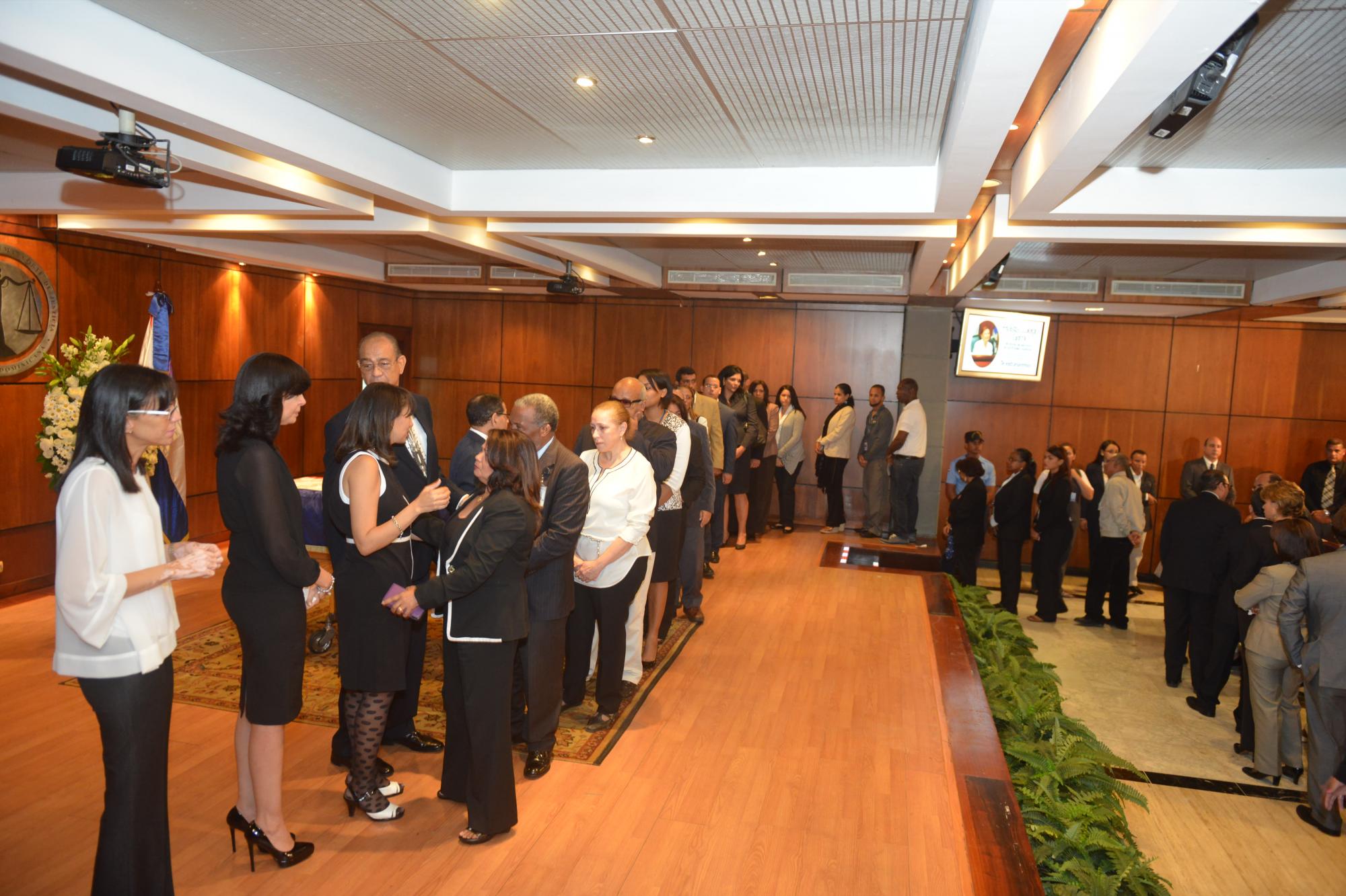 Los familiares reciben el pésame de los jueces y empleados judiciales en el auditorio de la Suprema Corte