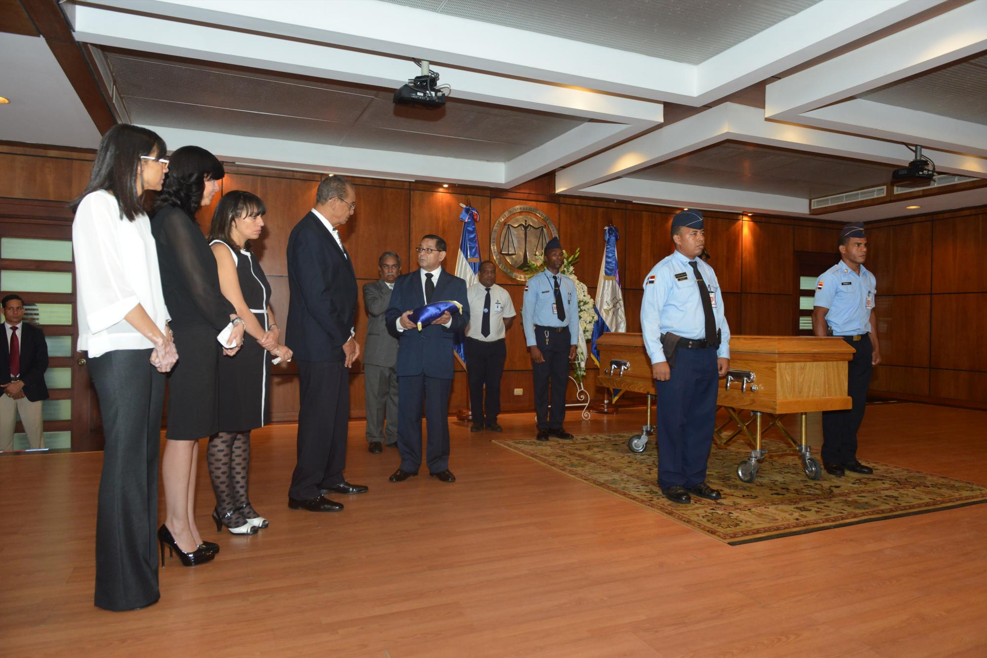 Presidente de la Suprema, Mariano Germán entrega la bandera del Poder Judicial a Gustavo Subero, viudo, y sus tres hijas: Ivette, Raquel y Katheryn.