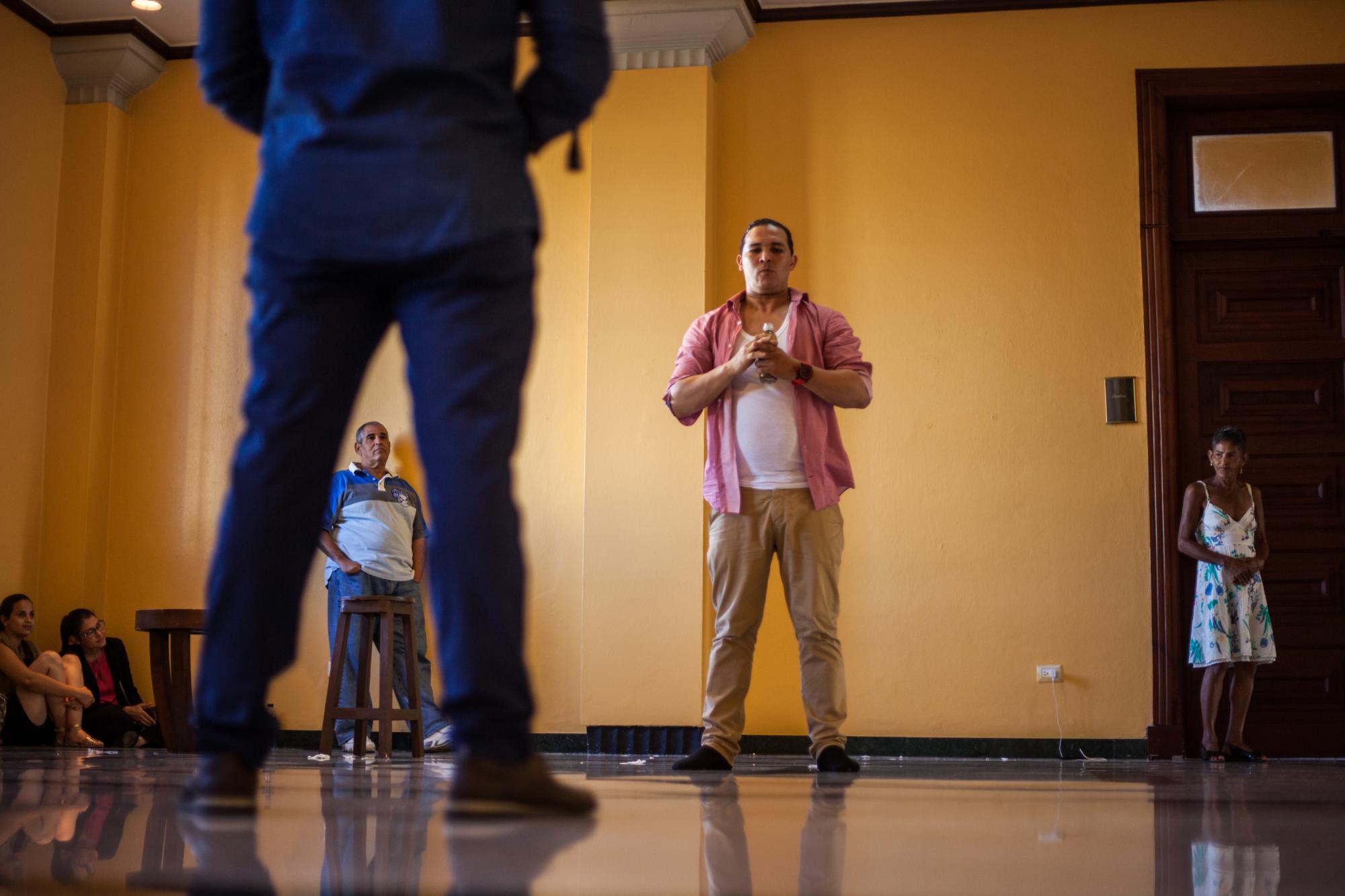 El elenco mientras ensayaba, en días previos a la obra.