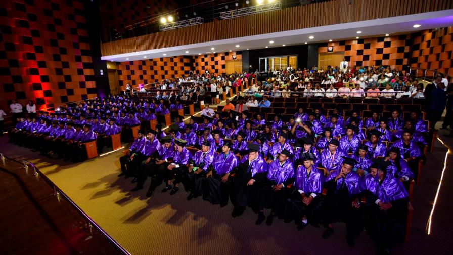 Más de 600 empleados de HanesBrands reciben certificaciones en estudios