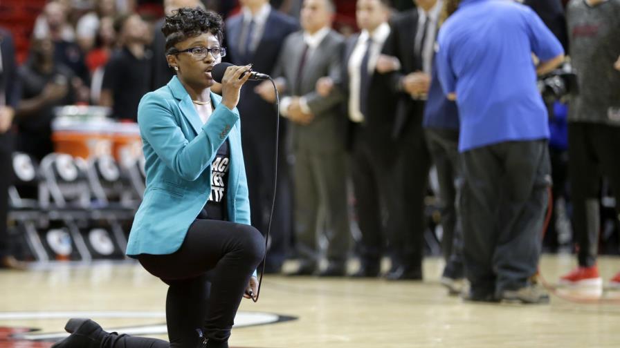 Cantante se arrodilla durante himno en partido NBA 