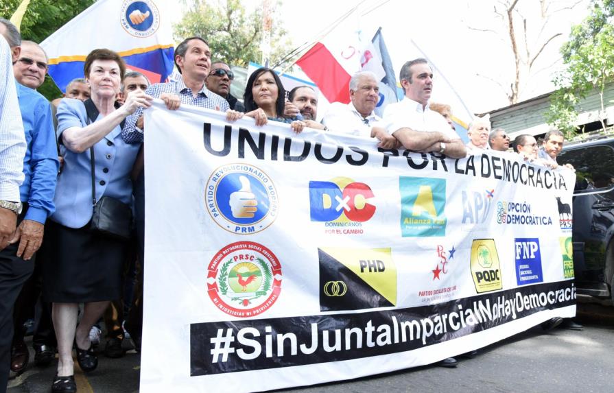 Partidos de oposición van a misa   y realizan caminata en Santiago