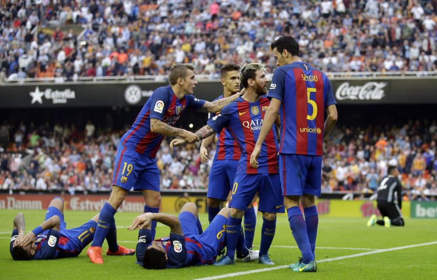 Messi y Suárez rescatan triunfo para Barcelona