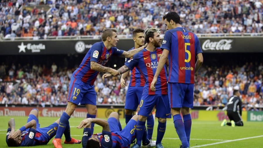 Messi y Suárez rescatan triunfo para Barcelona