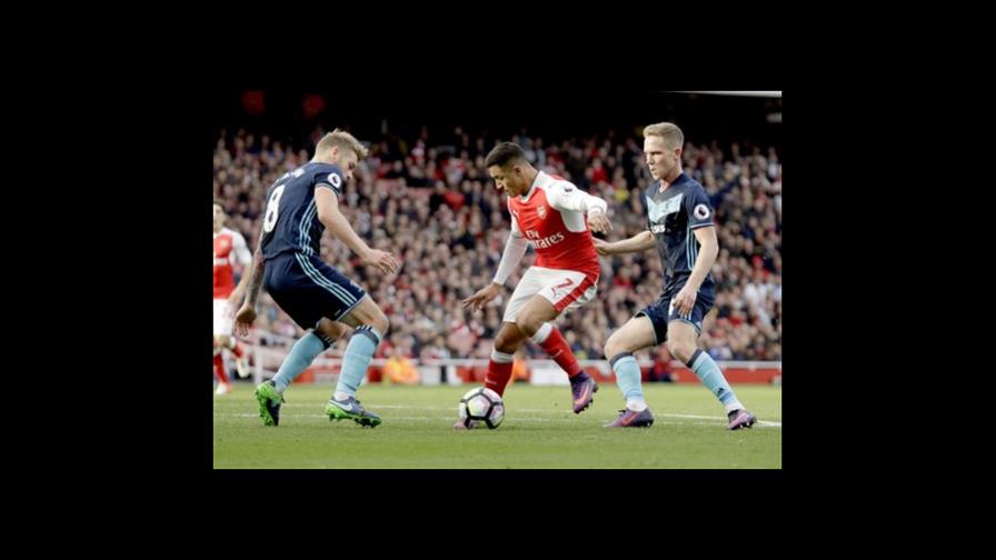  Arsenal empata y es líder momentáneo en liga Premier 