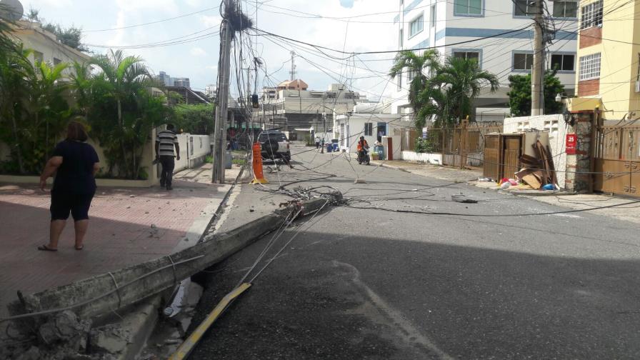 Camión derriba postes y cables del tendido eléctrico y obstruye vía Camión derriba postes y cables del tendido eléctrico y obstruye vía