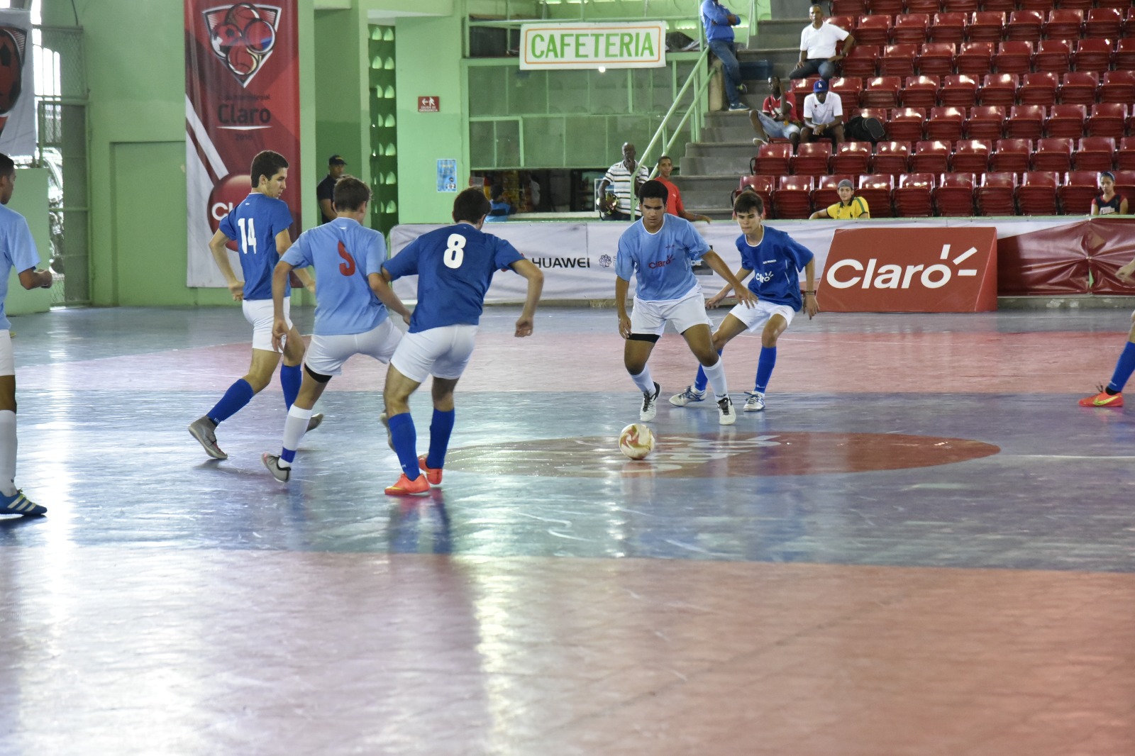 En la imagen otra de las jugadas del partido.