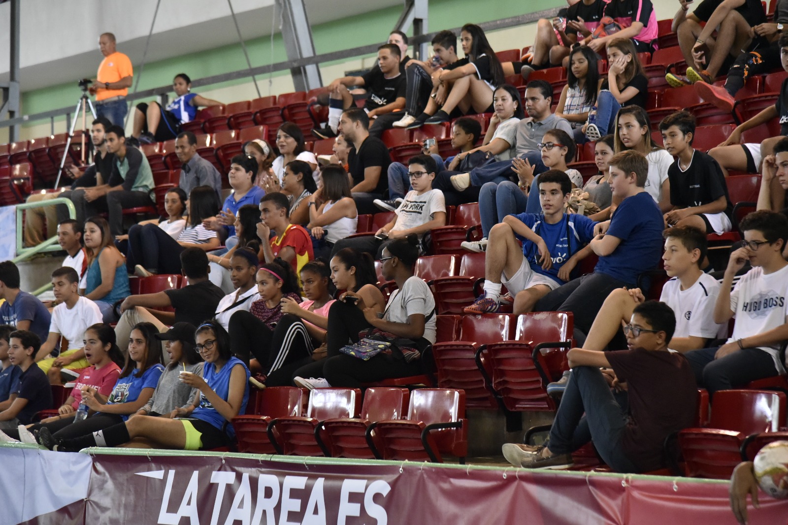 Parte de el publico asistente en el Pabellón de Voleibol del Centro Olímpico Juan Pablo Duarte donde se realiza la Copa Intercolegial Claro de Futsal masculino 2016.