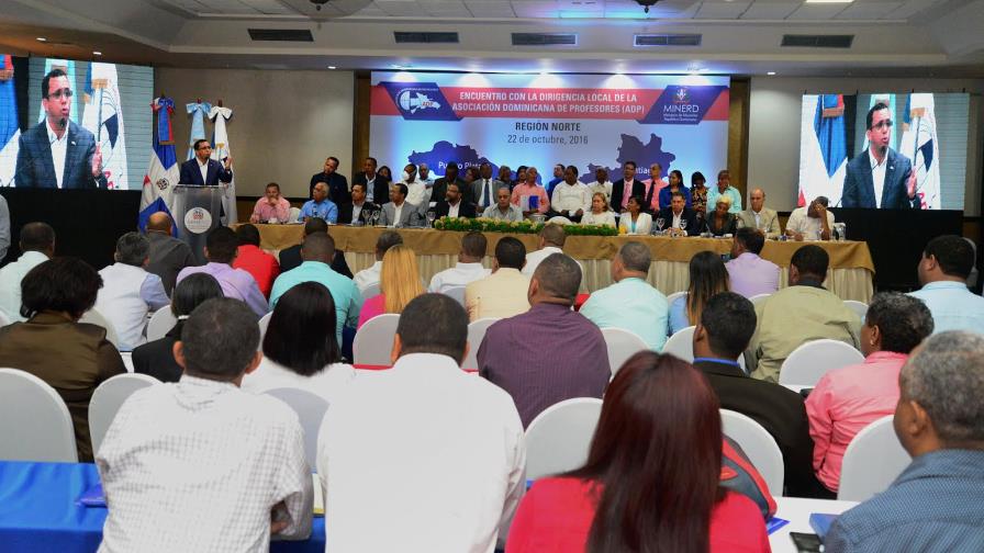 Navarro afirma que profesores  y estudiantes deben ser sujetos, no objetos, de la revolución educativa 