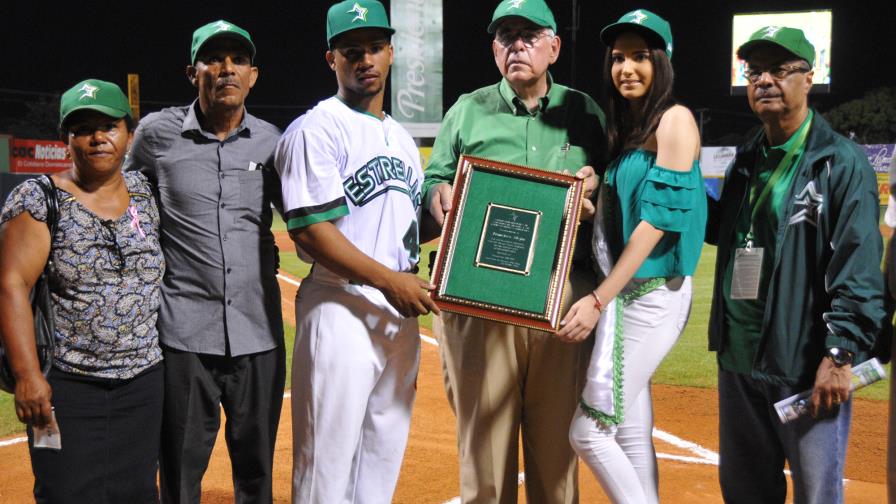 Estrella Orientales rinden homenaje a Francisco Mejía