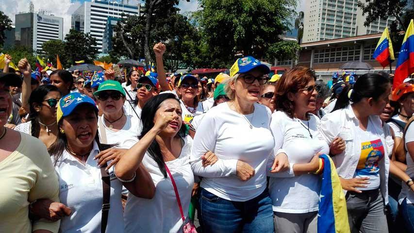 Mujeres opositoras piden a Parlamento iniciar proceso para destituir a Maduro