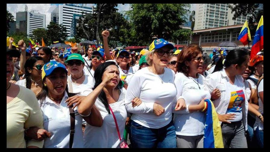Mujeres opositoras piden a Parlamento iniciar proceso para destituir a Maduro