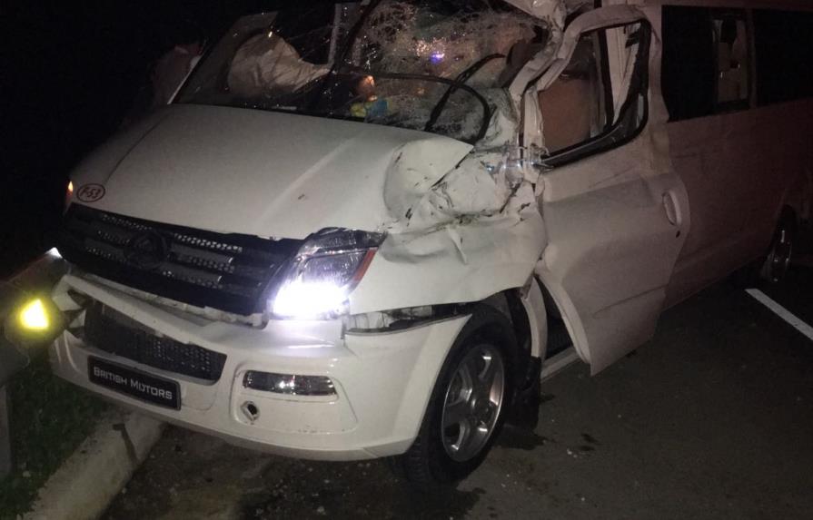 Cuatro muertos y dos heridos en choque frontal entre dos vehículos en autopista del Coral 