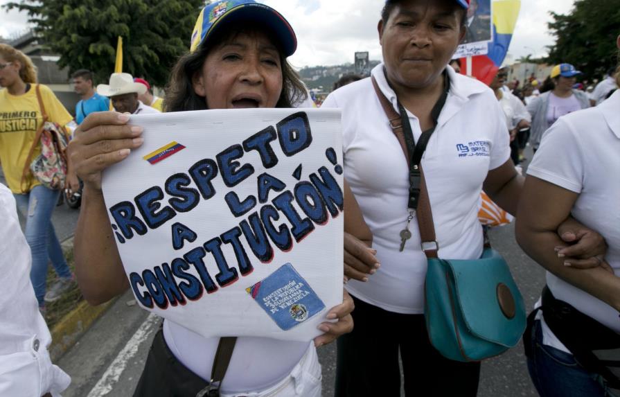 Parlamento de Venezuela inicia sesión especial ante suspensión de revocatorio