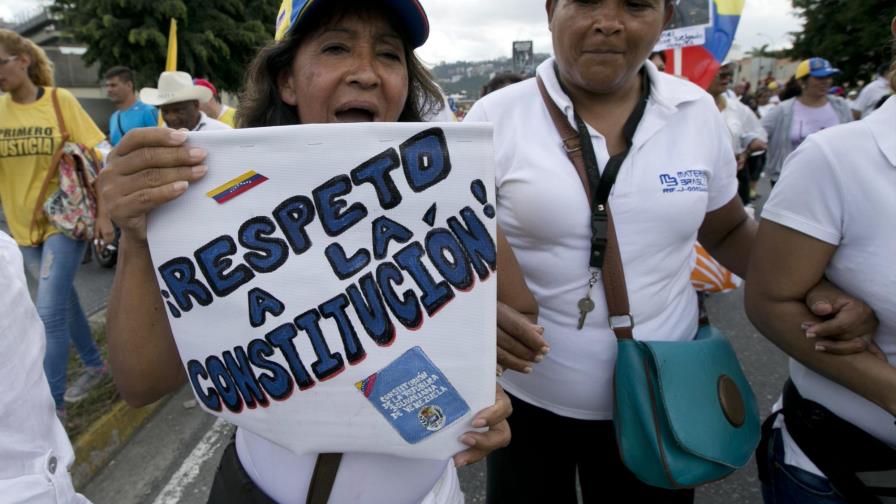 Parlamento de Venezuela inicia sesión especial ante suspensión de revocatorio