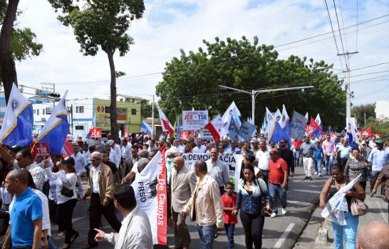Partidos de Bloque Opositor marchan en Santiago por una JCE independiente