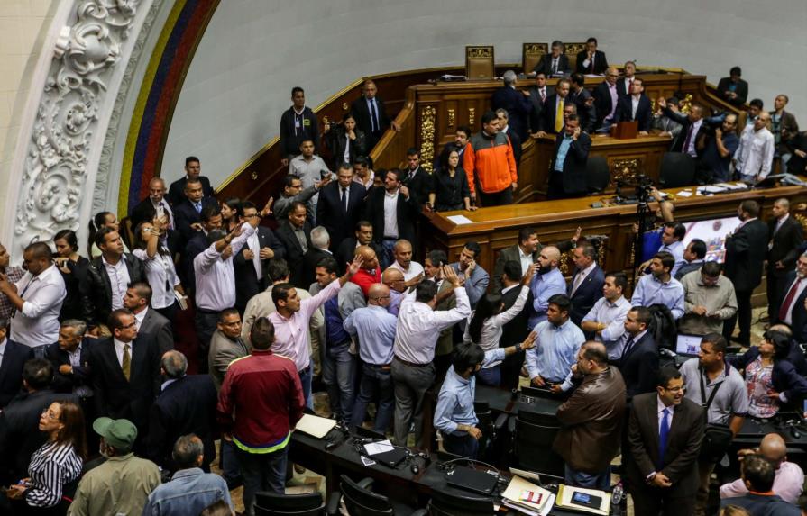 Seguidores del Gobierno venezolano irrumpen la Asamblea Nacional