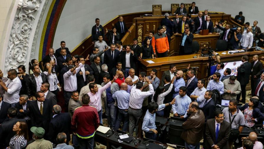 Seguidores del Gobierno venezolano irrumpen la Asamblea Nacional