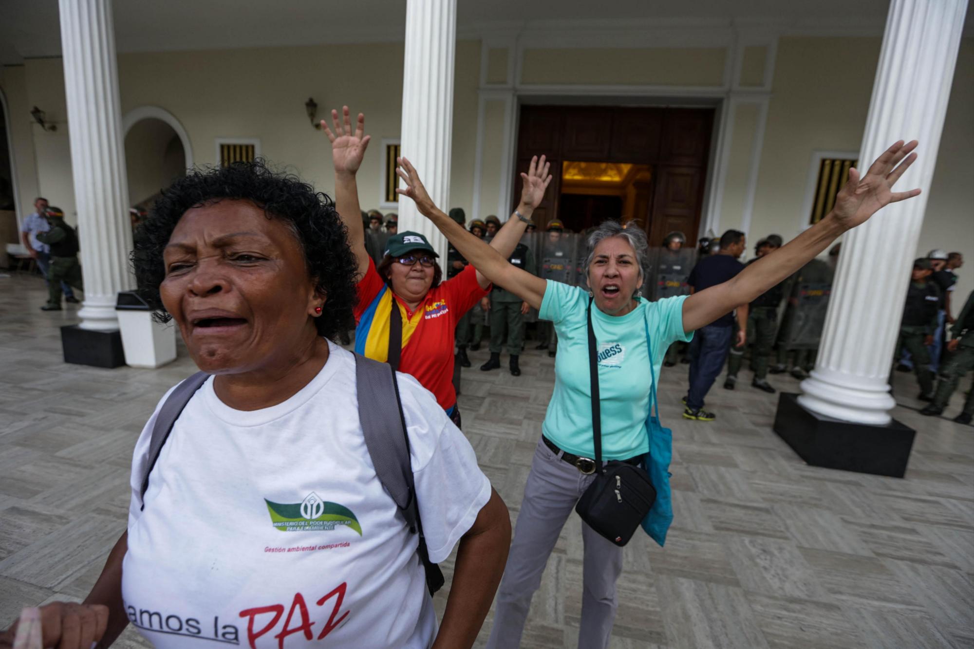 Simpatizantes del oficialismo son vistos tras entrar al Palacio Federal Legislativo, sede de la Asamblea Nacional hoy, domingo 23 de octubre de 2016, en Caracas (Venezuela). 