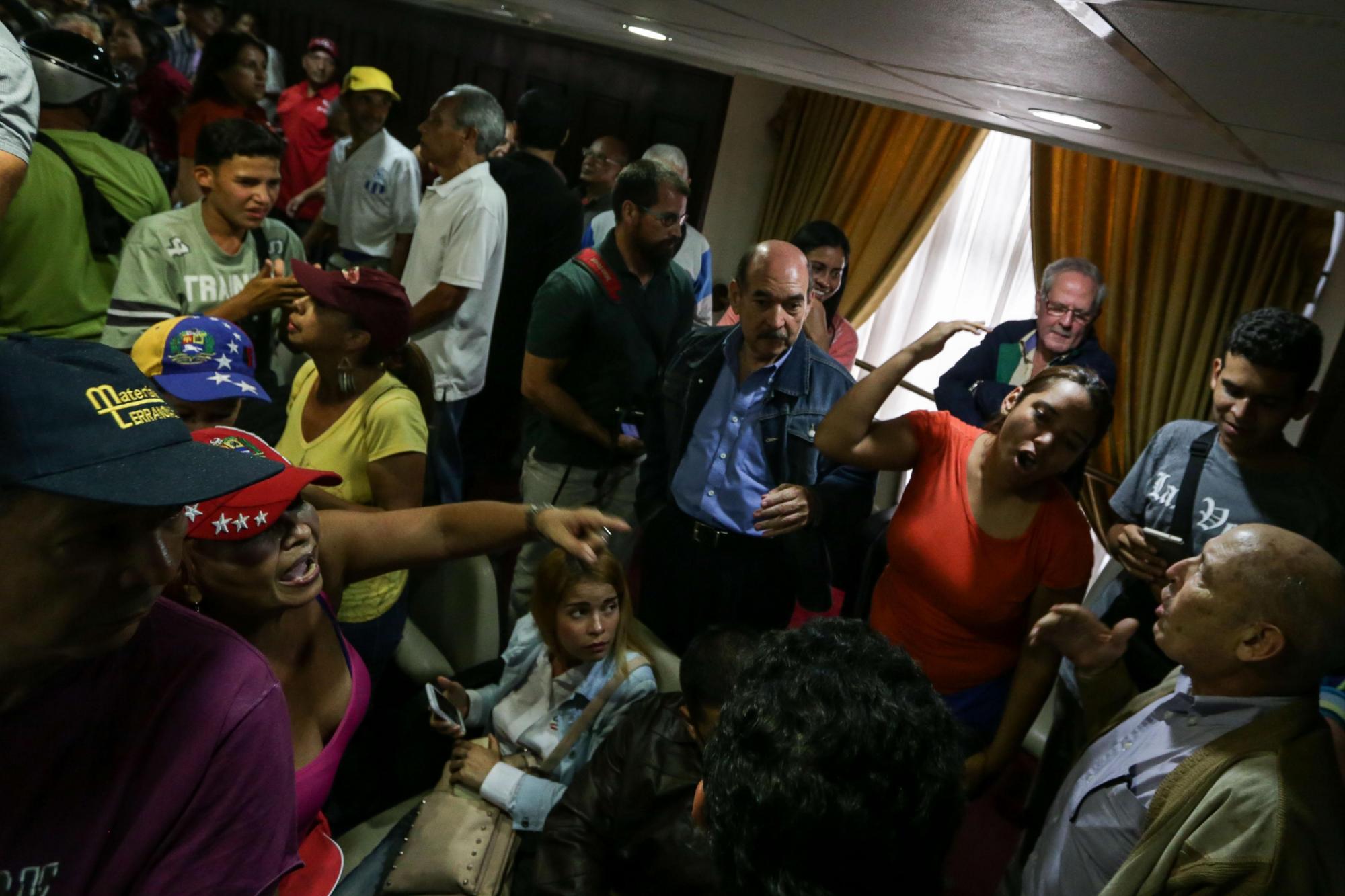 Simpatizantes del oficialismo discuten con miembros de la prensa tras entrar al Palacio Federal Legislativo, sede de la Asamblea Nacional hoy, domingo 23 de octubre de 2016, en Caracas (Venezuela). E