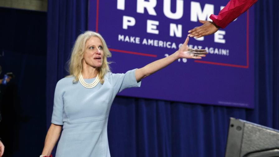 Jefa de campaña de Trump admite que están detrás de Clinton