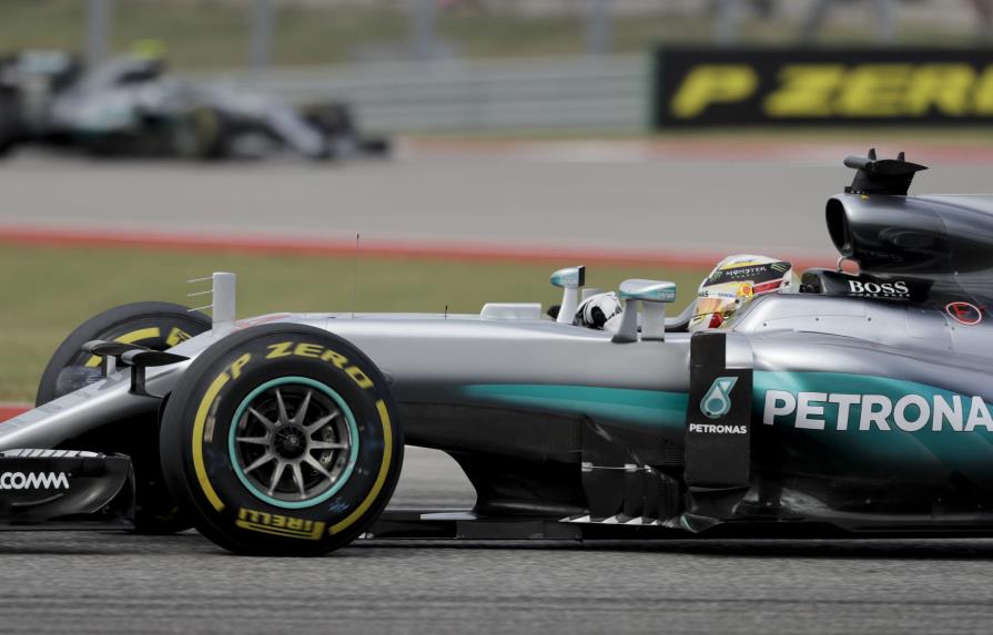 Lewis Hamilton gana GP de EEUU y sigue peleando por el título 
