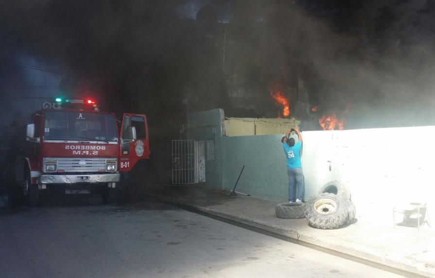 Incendio afecta centro de gomas en San Pedro de Macorís 
