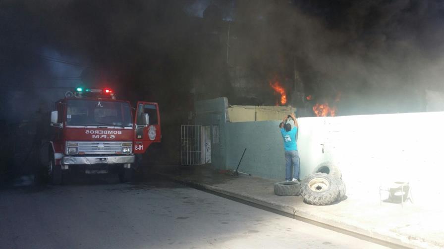 Incendio afecta centro de gomas en San Pedro de Macorís 