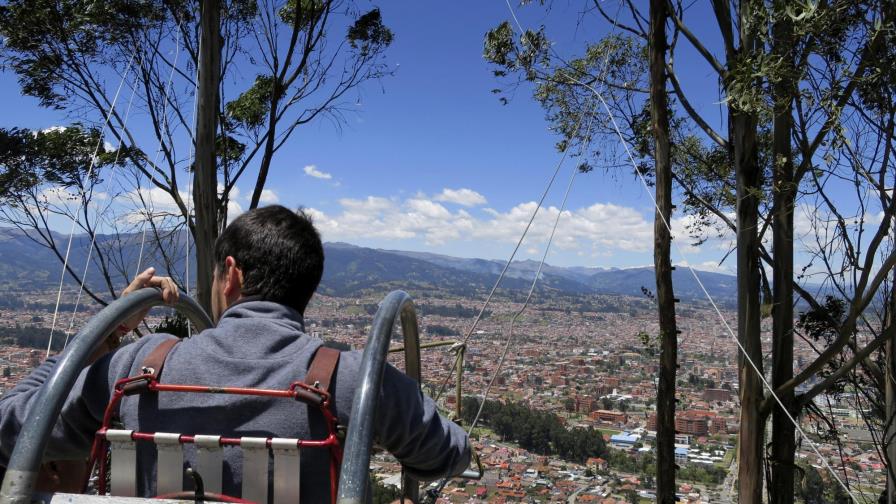 Un columpio en la montaña