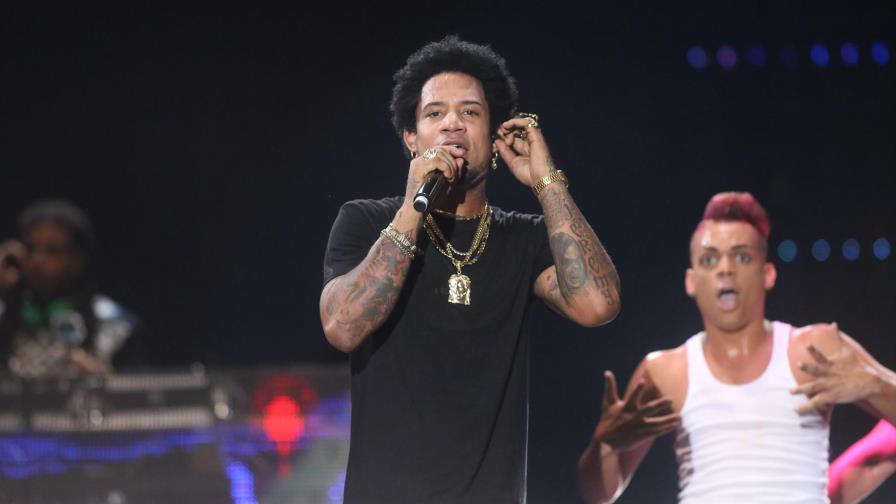 Vakeró se niega a cantar sin su banda en vivo en Nueva York por respeto al público