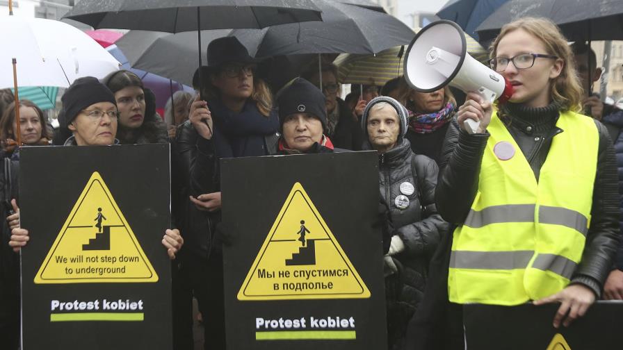 Polacas protestan contra nueva iniciativa sobre el aborto 