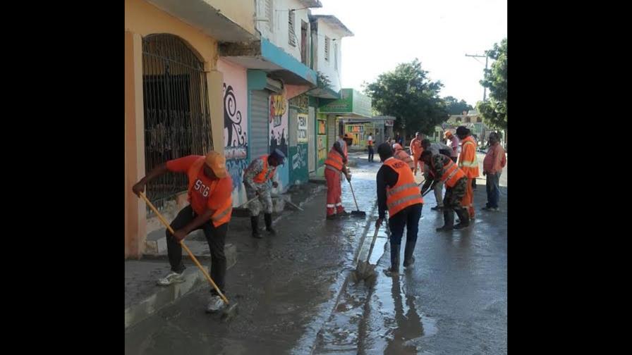 Arroyo inunda otra vez a Vicente Noble; Obras Públicas interviene