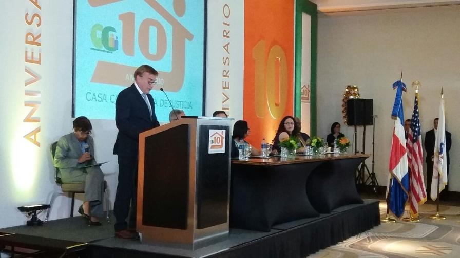 Wally Brewster “patinó” tras el Presidente retarlo a citar casos