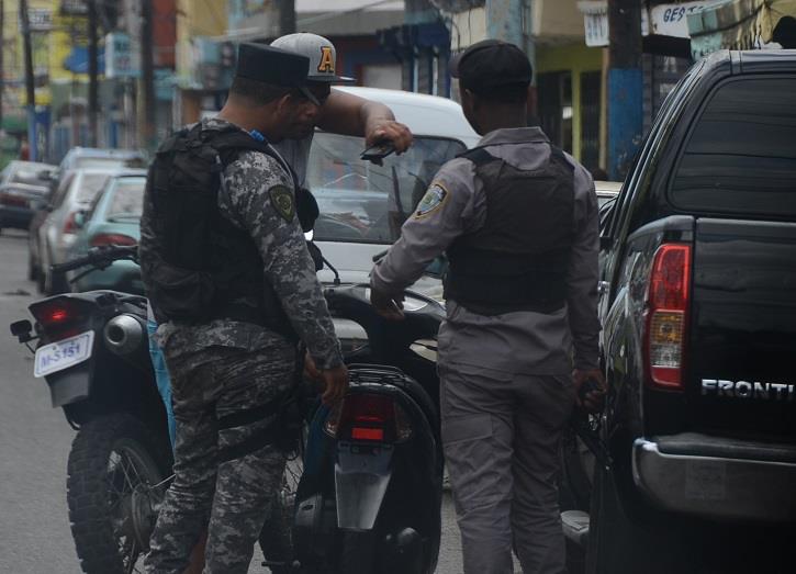 Un oficial de la Policía y presunto delincuente heridos durante enfrentamiento en Salcedo 